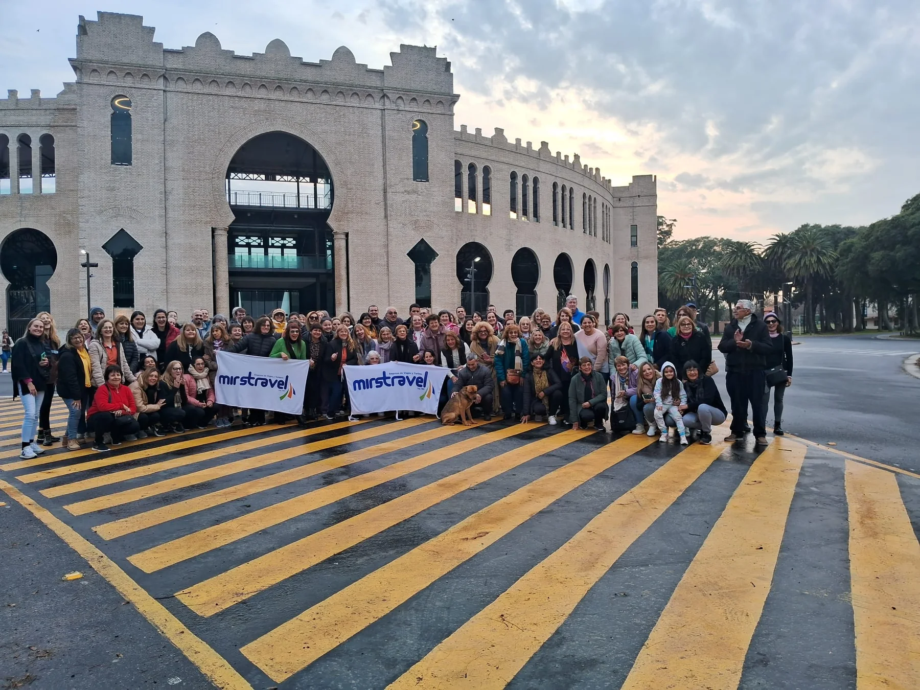Grupo grande frente a Plaza de Toros